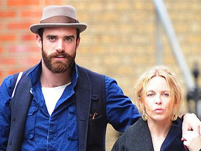 Официално: Кайли Миноуг сгодена за младото си гадже