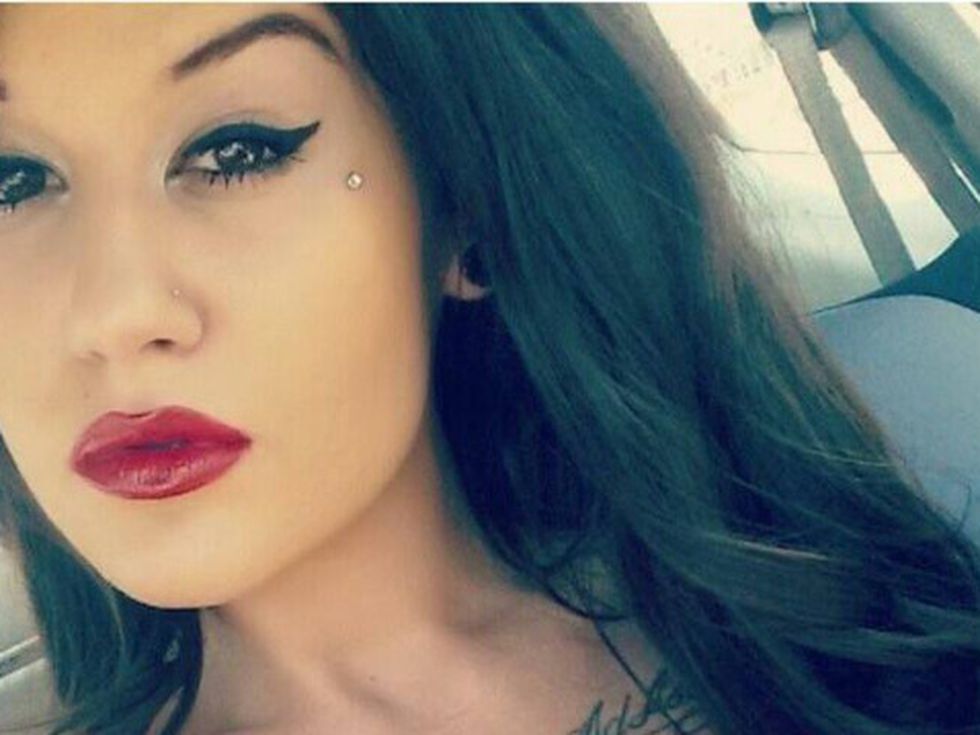 Дъщерята на Кичка се съблече