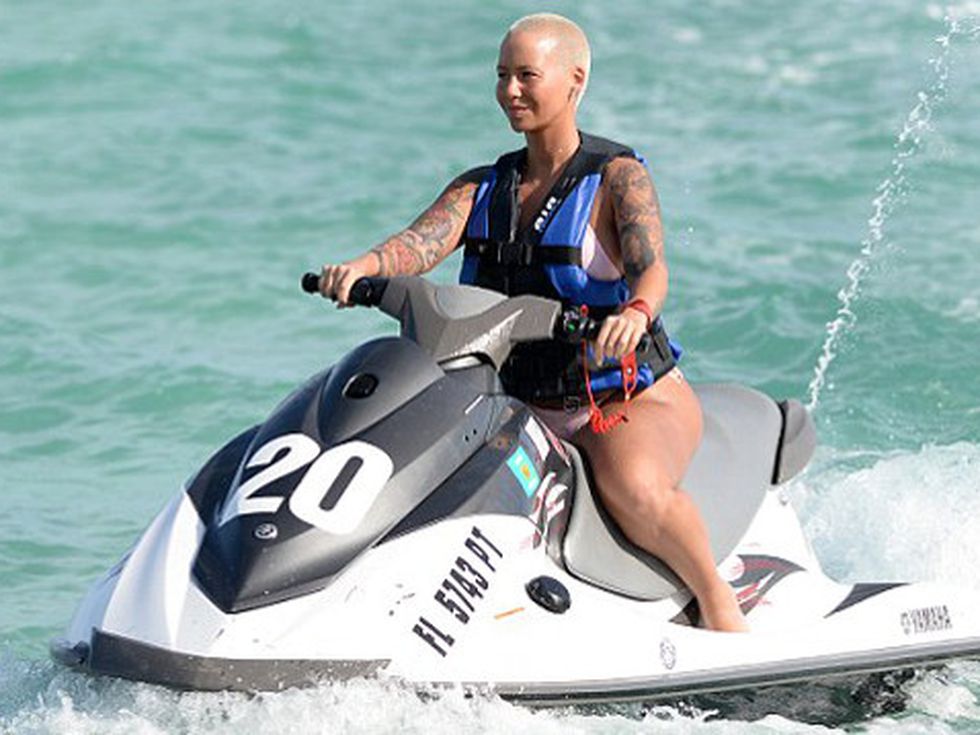 Амбър показа секси бански... и целулит