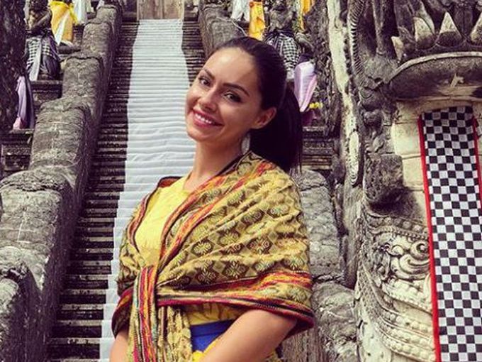 Родна красавица разпуска в Индонезия. Вижте с кого! (Снимки)