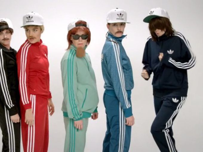 Ан Хатауей и Кристен Стюарт като мъже