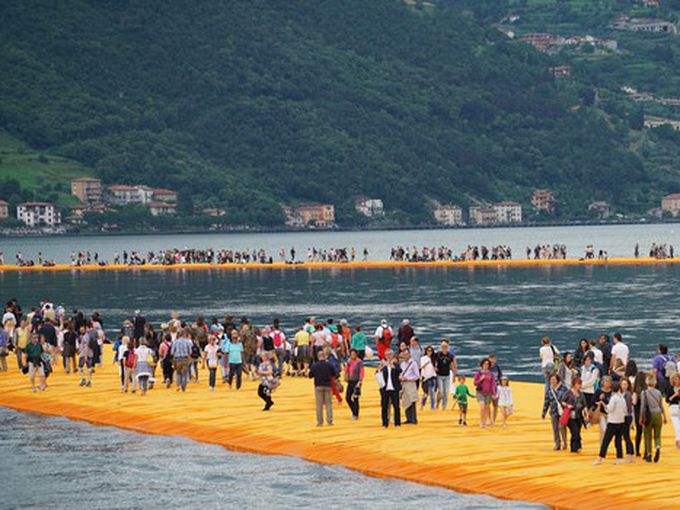 Джъд Лоу и Уилям Дефо ходиха по вода с "Плаващите кейове" на Кристо