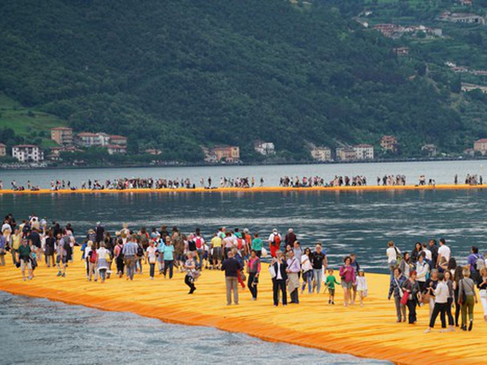 Джъд Лоу и Уилям Дефо ходиха по вода с "Плаващите кейове" на Кристо