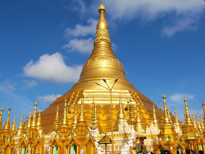 Мианмар: Земя на злато и просещи детски ръце