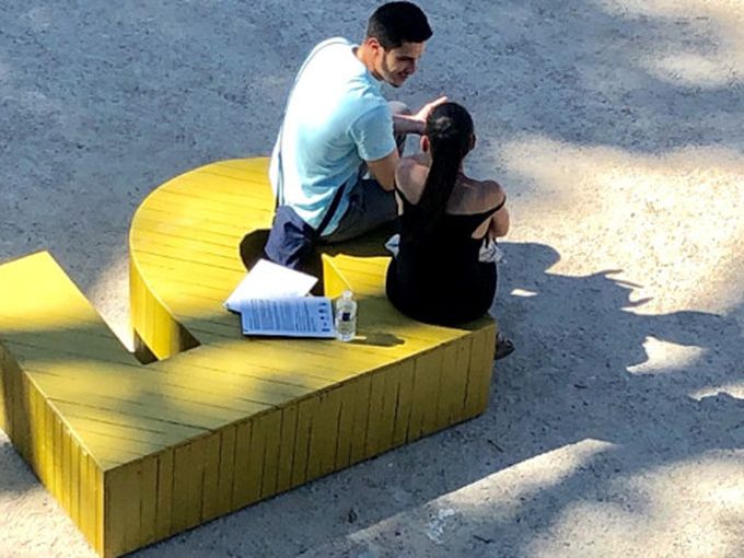 Да поседнеш върху българската буква "Ж"? Възможно е в Париж!