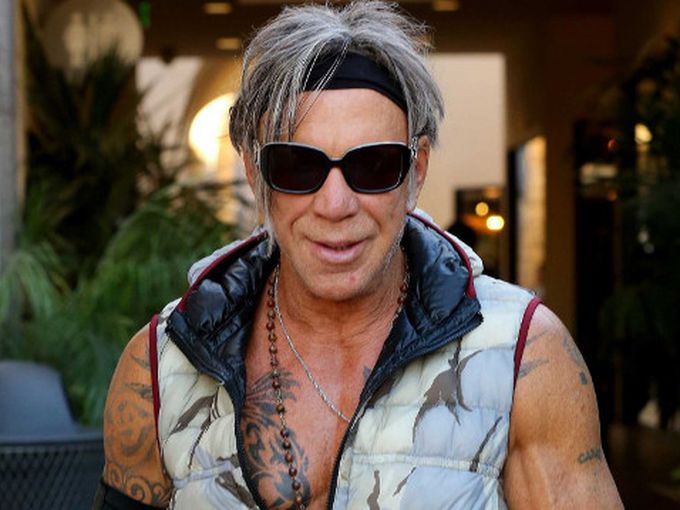 Мики Рурк пак легна под ножа