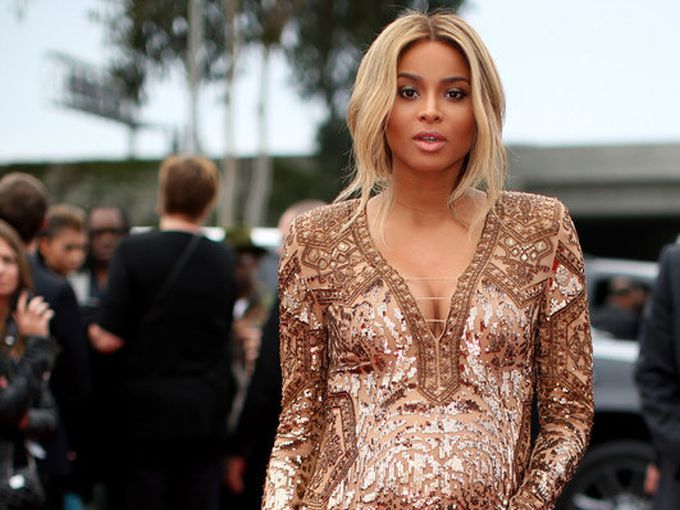 Сиара криела коремчето си от суеверие