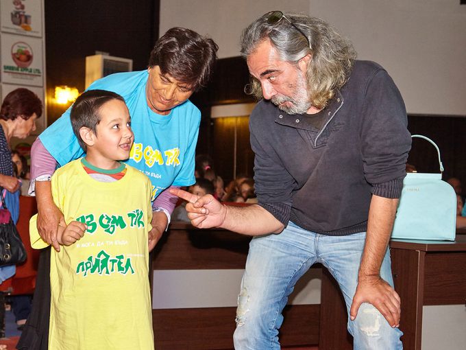 Родни звезди помагат на деца, ритат футбол благотворително