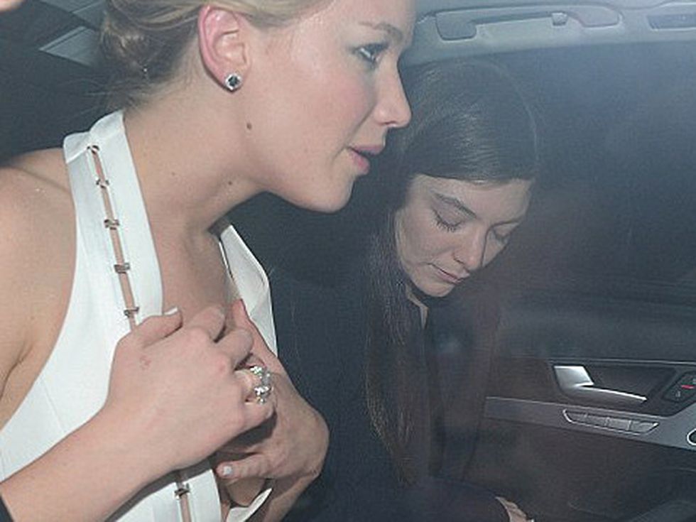 Дженифър, виж си деколтето!