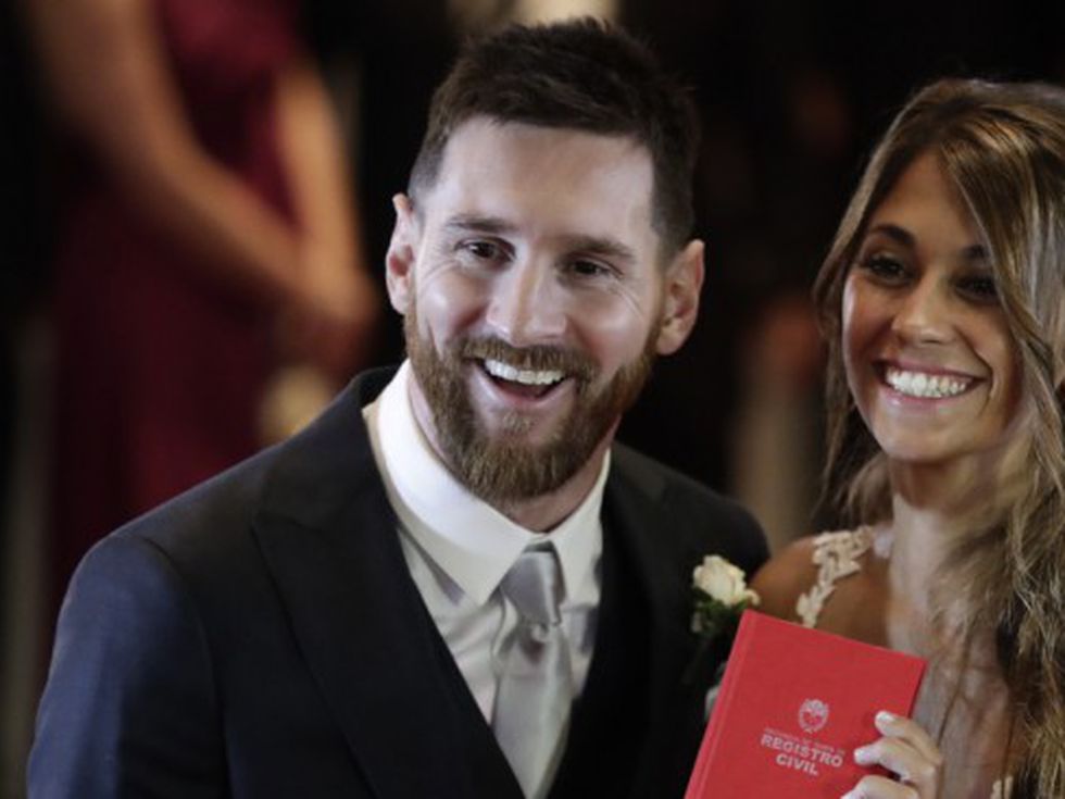 Лео Меси си татуира устните на жена си