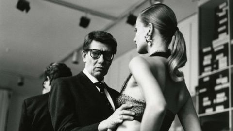 Той облече жената в смокинг и прозрачни блузи измисли роклята