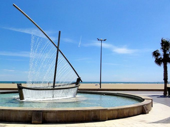 Необичаен фонтан-лодка във Валенсия