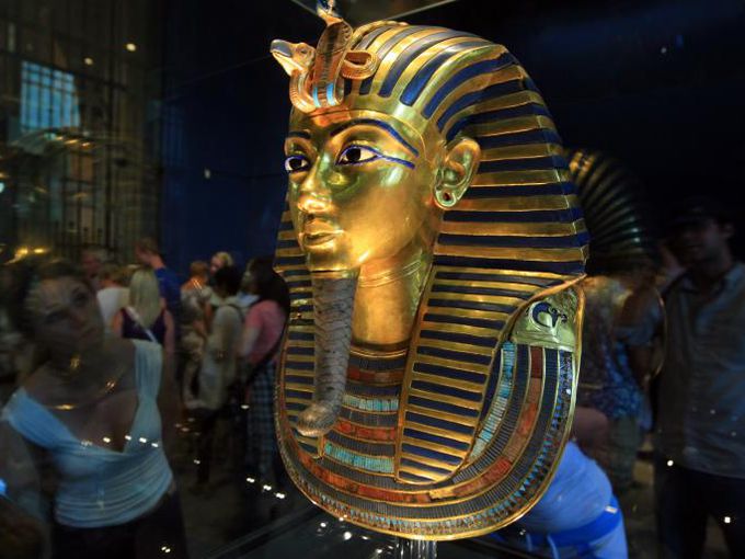 Счупиха брадата на Тутанкамон и я залепиха с лепило