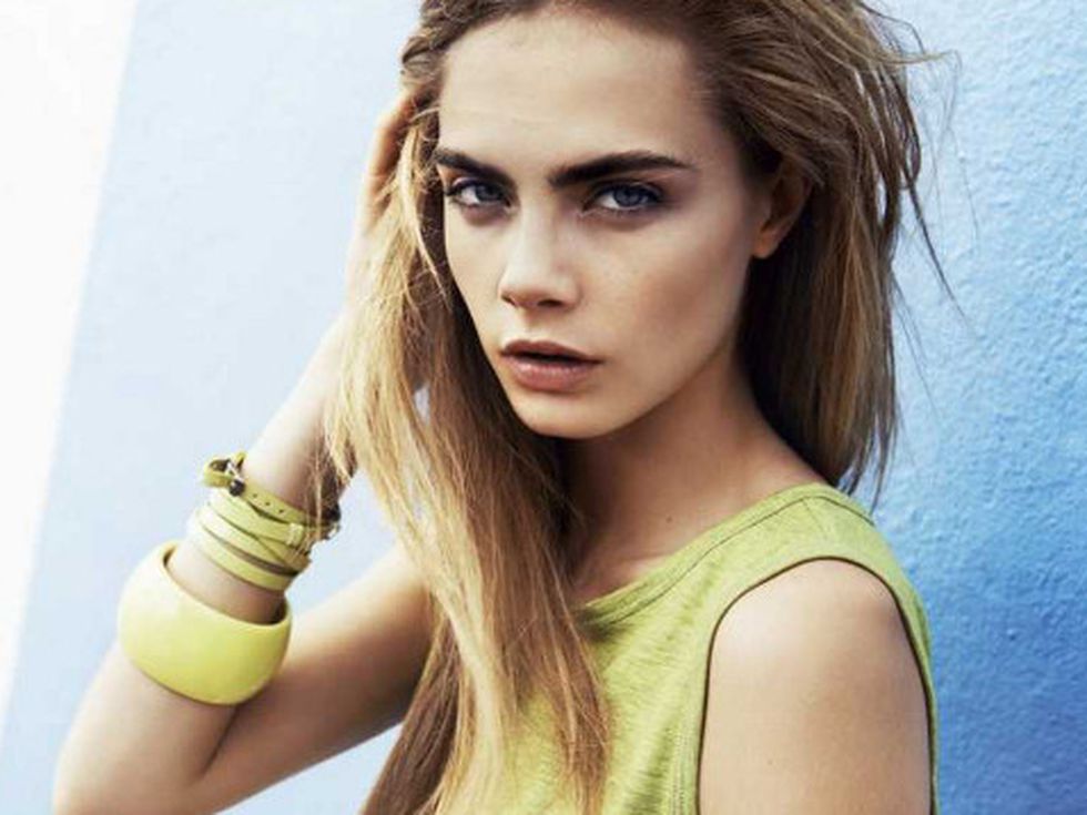 Кара Делевин пише автобиография