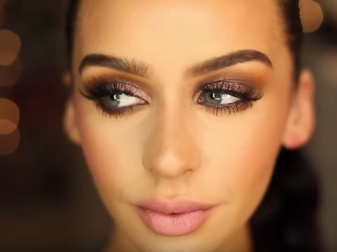 Грим с блестящи златни елементи