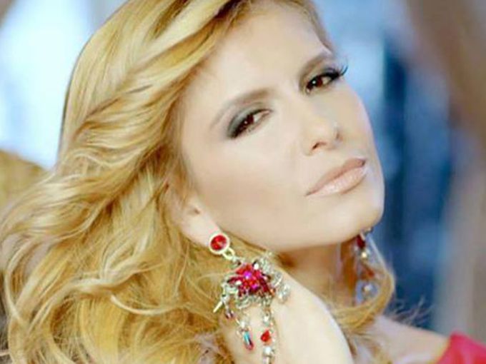 Коко купува на Анелия къща