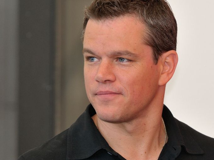 Мат Деймън се поля с вода от тоалетната