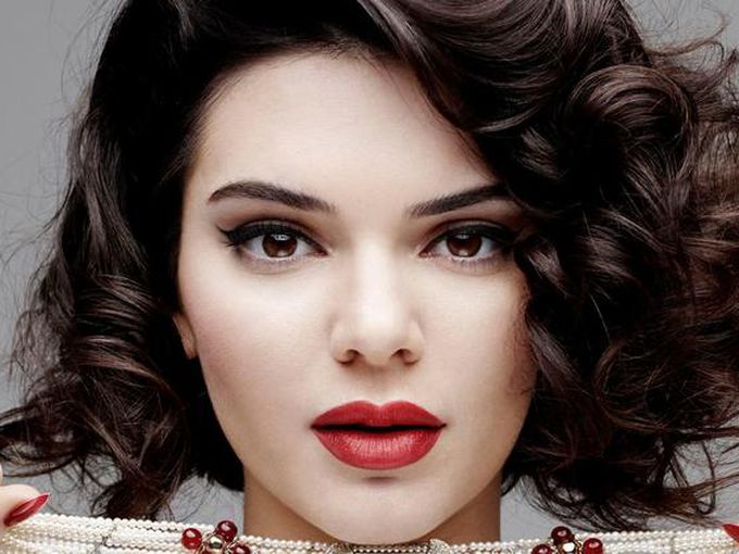 Кендъл Дженър ослепителна като Мерилин Монро (видео)