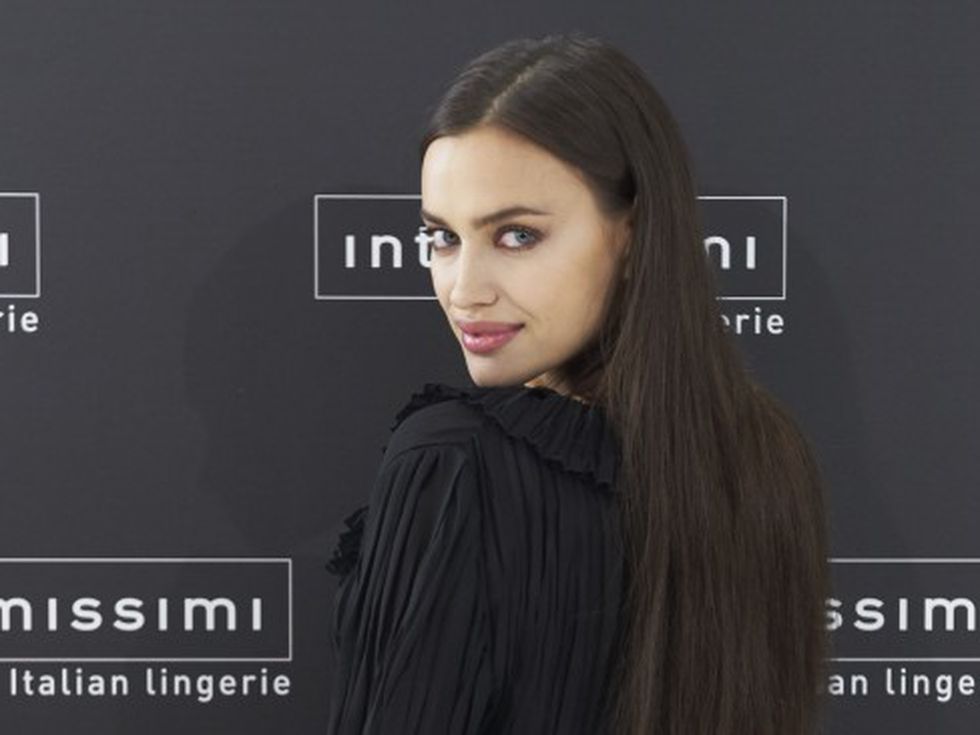 Как го прави? Ирина Шейк набива бургери и пак е слаба