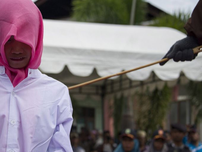 Как наказват хомосексуалистите в Индонезия