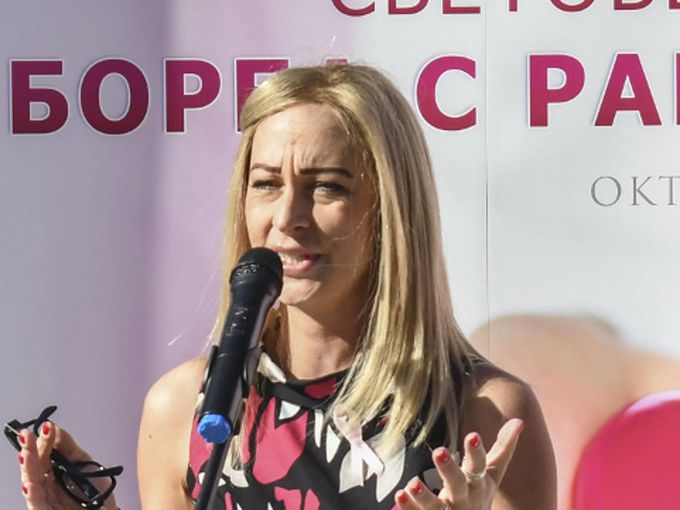 Нана ослепителна с новата си перука