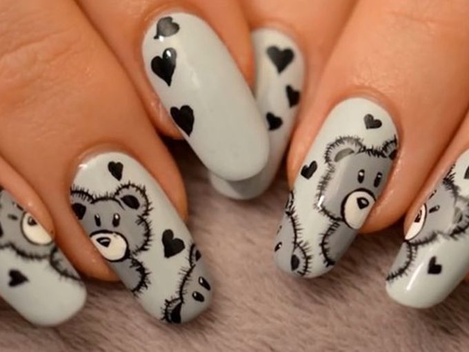 Сладко мече върху ноктите