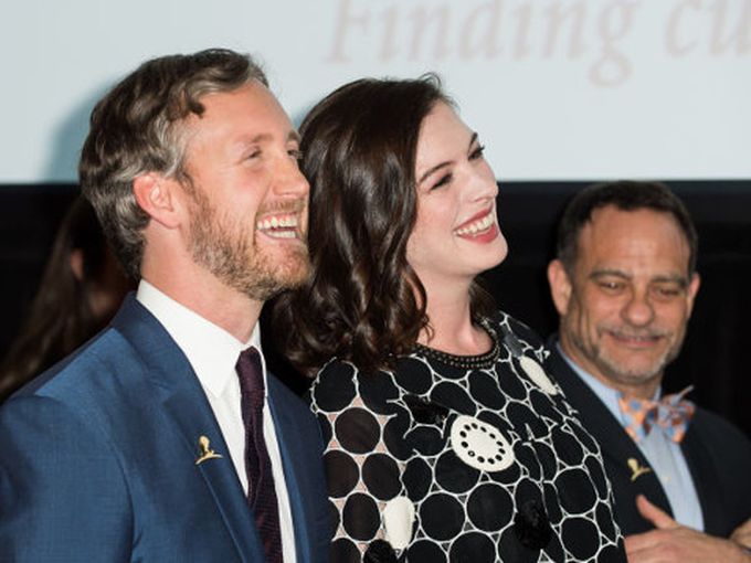 Ан Хатауей за първи път бременна на червения килим