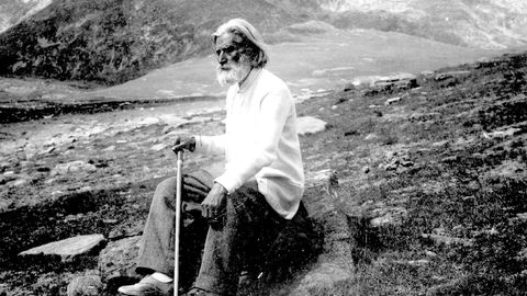 Целият свят се прекланя пред мен Аз се прекланям пред