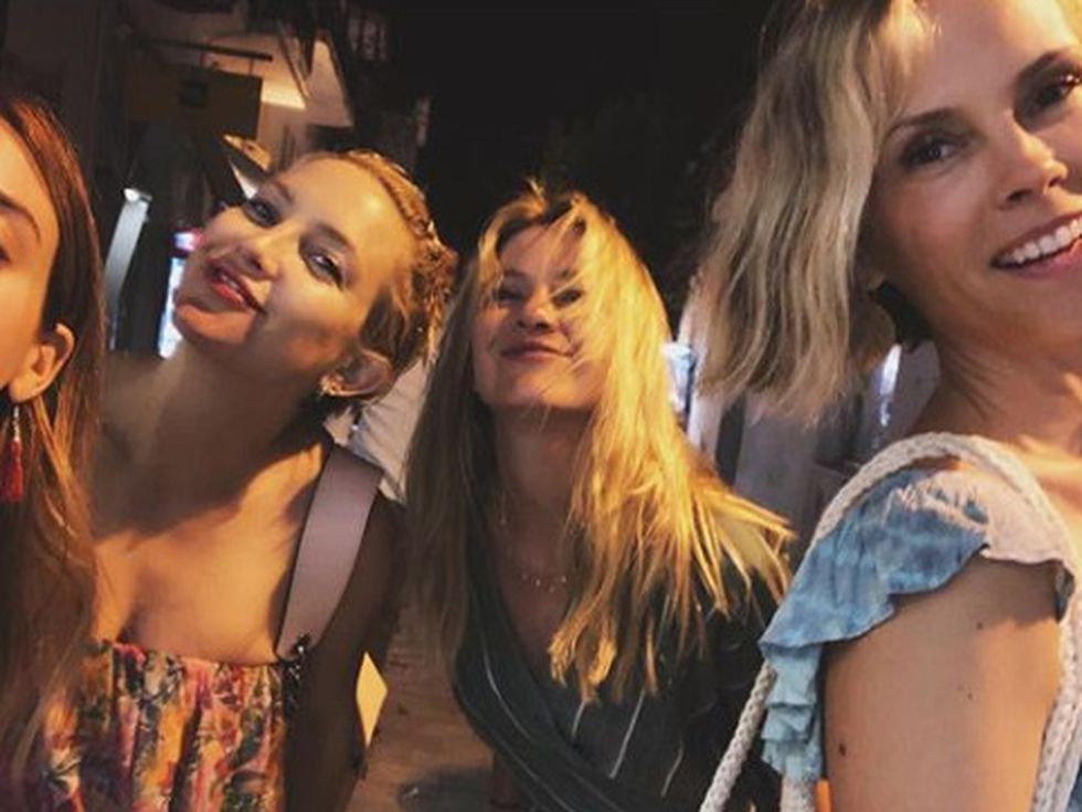 Кейт Хъдсън показа бременно коремче в Гърция