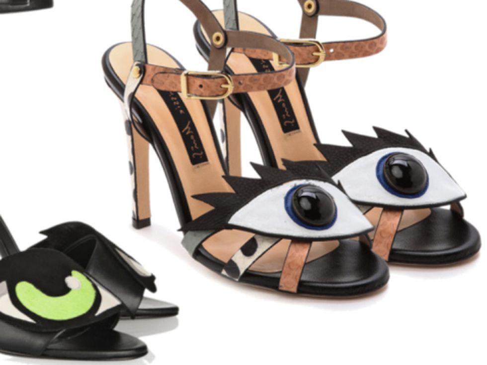Тези сандалки май ви наблюдават ...