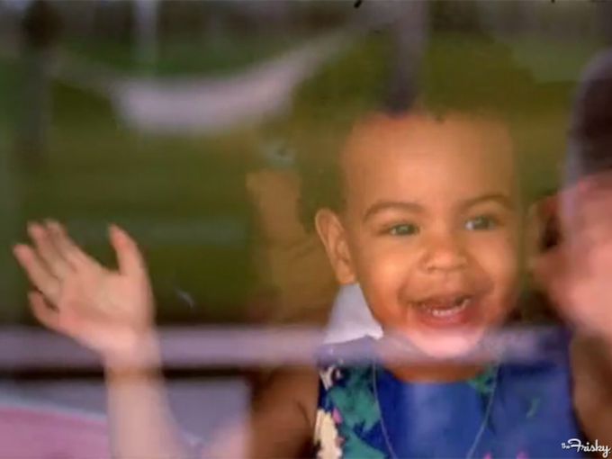 Блу Айви отпразнува рождения си ден с цветна торта