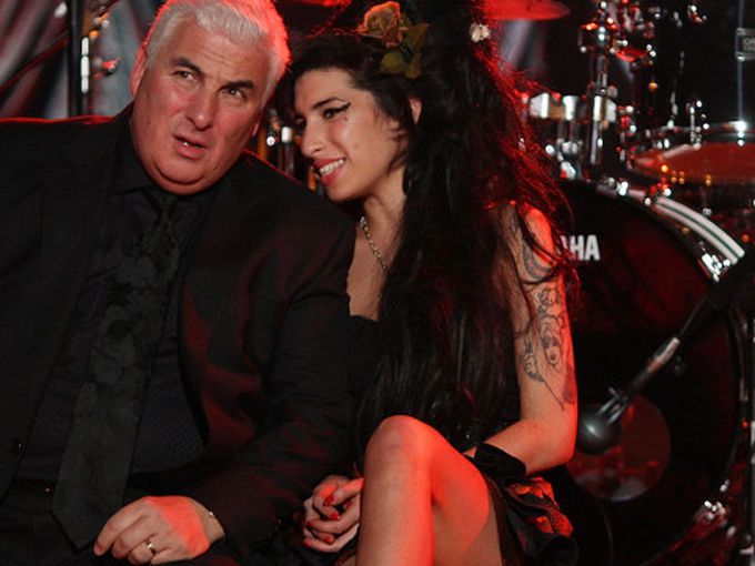 Бащата на Ейми Уайнхаус: Тя е наоколо, често сяда до мен