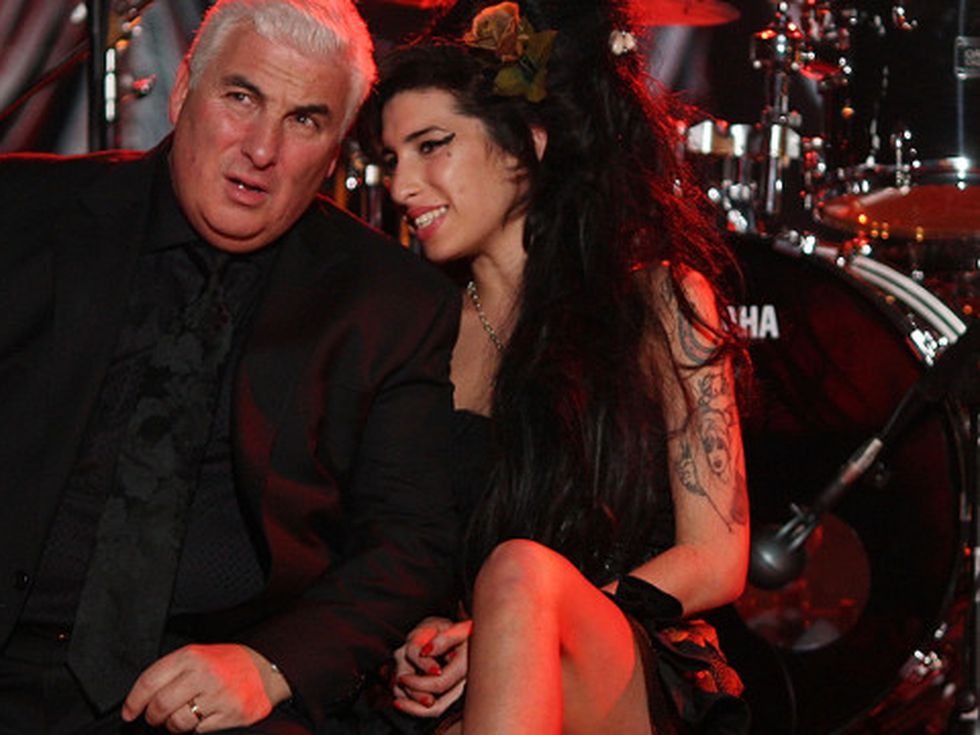 Бащата на Ейми Уайнхаус: Тя е наоколо, често сяда до мен