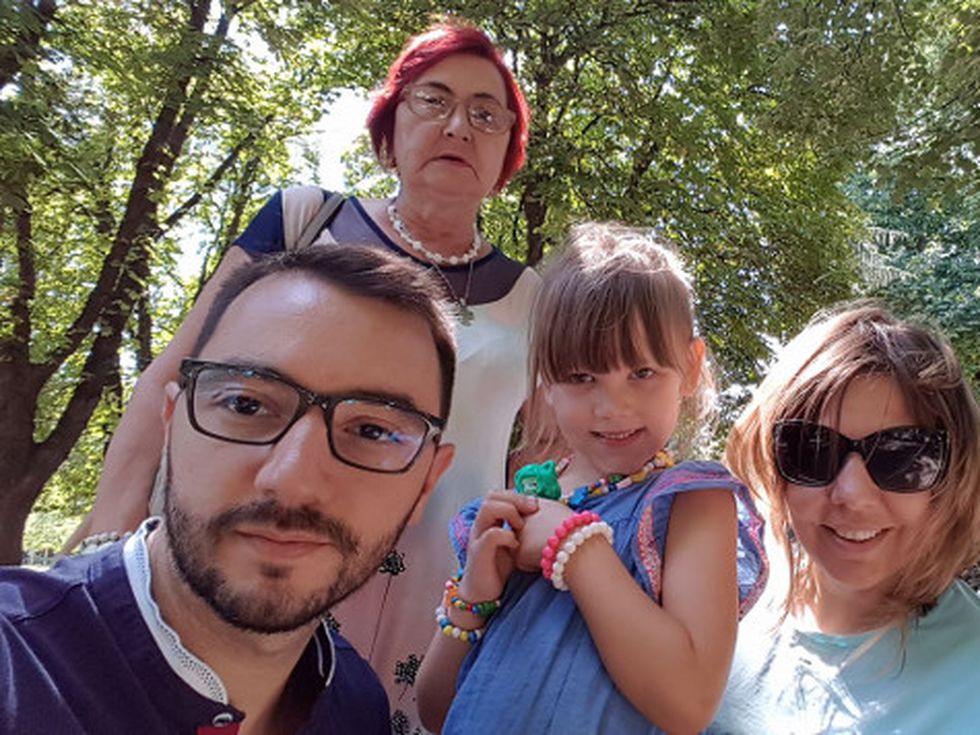 Антон Хекимян кара отпуската си в женска компания
