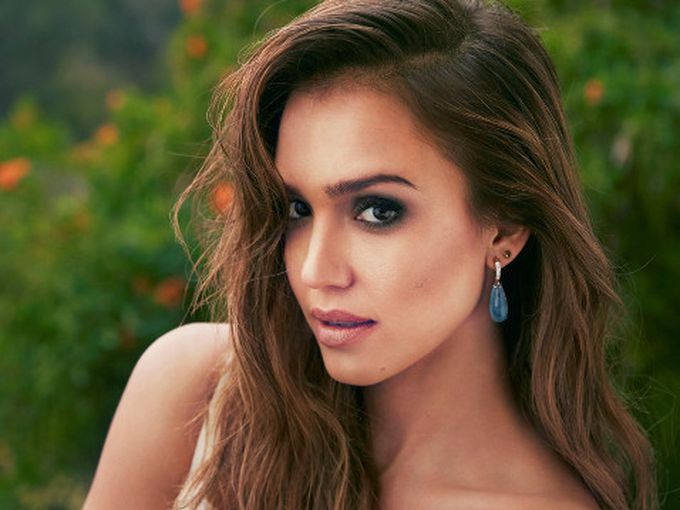 Джесика Алба по прозиращ бански (снимка)