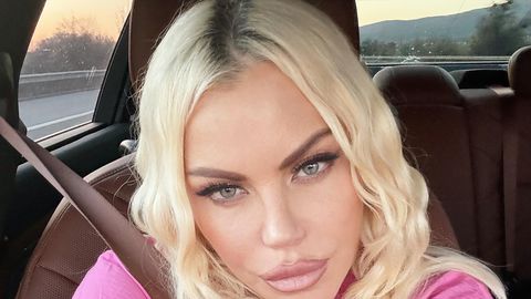 Попфолк звездата Камелия се наслаждава на морски релакс демонстрирайки перфектна