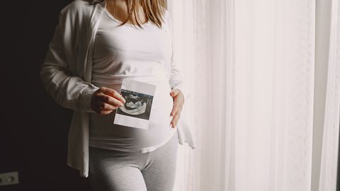 23 годишната Кира Казънс се оказа в центъра на буря от