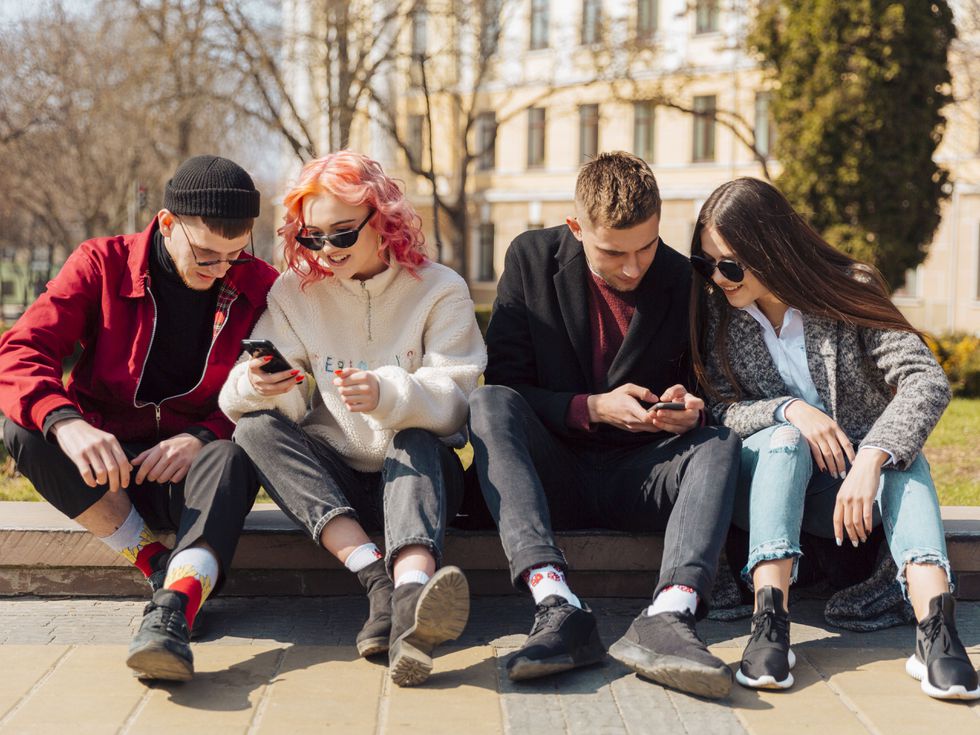 Измамници в интернет: 10 фрази, които издават, че детето ви е мишена в мрежата