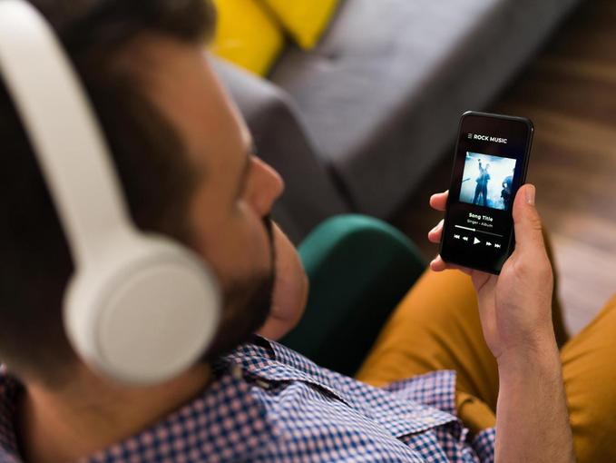 Spotify обяви мащабна чистка: 50 милиона AI генерирани песни са премахнати от алгоритмите