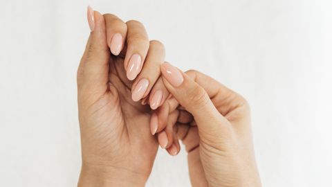 Деликатният розов нюанс с полупрозрачна текстура се утвърждава като универсален