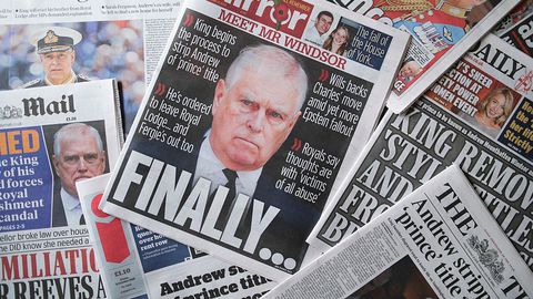 Докато бившият херцог на Йорк опакова багажа си и напуска