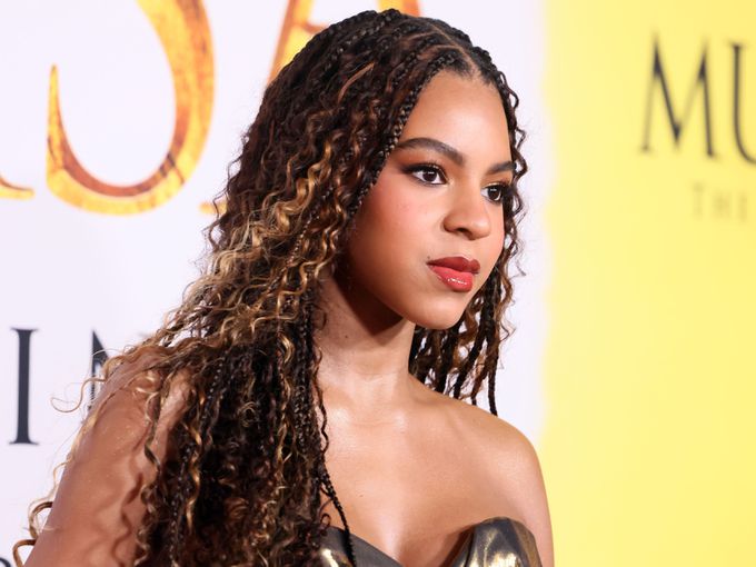 Блу Айви с нов тренд: Най-противоречивите обувки се завръщат на мода