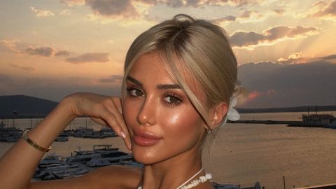 Попфолк изпълнителката предизвика вълна от коментари след като публикува снимки