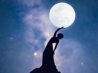 Лунно къпане при Пълнолуние: Ритуал за здраве, младост и красота