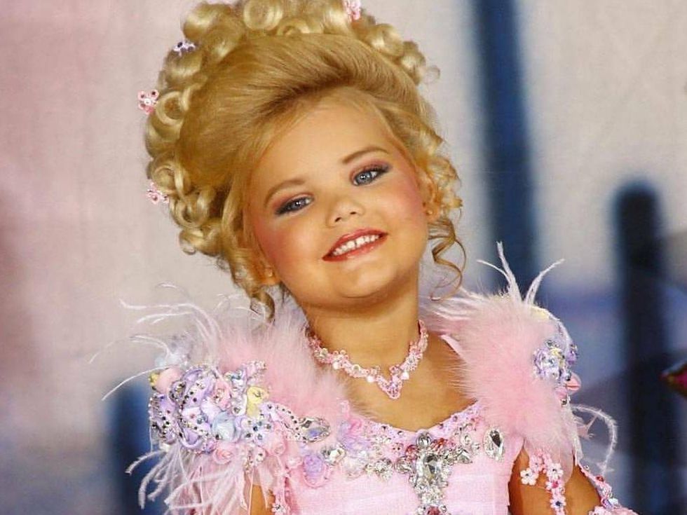 Заложница на майчините амбиции: Как изглежда днес „живата кукла“, спечелила 300 конкурса за красота в детството си