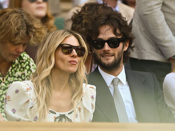 Сиена Милър се завърна в Инстаграм: Показа бременно коремче