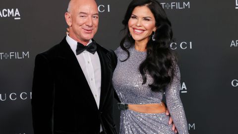 Съпругата на Джеф Безос Лорън Санчес често носи изключително рядка