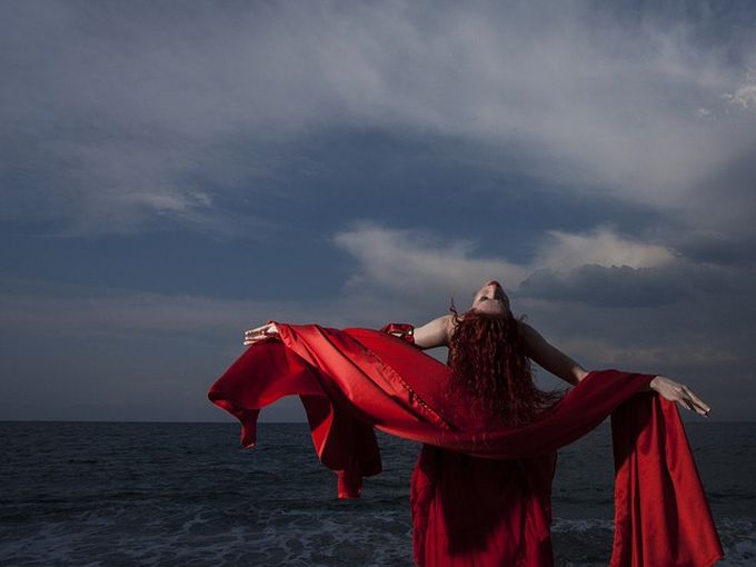 Бяла рокля за Рибите и черна чанта за Овена: вижте какво ви отива според зодията