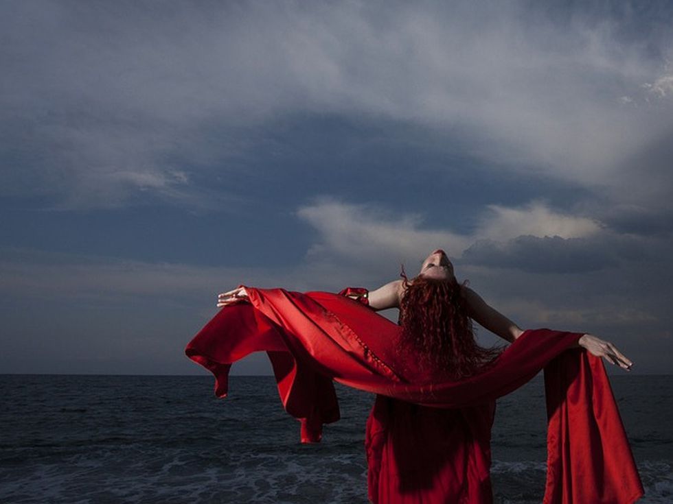 Бяла рокля за Рибите и черна чанта за Овена: вижте какво ви отива според зодията