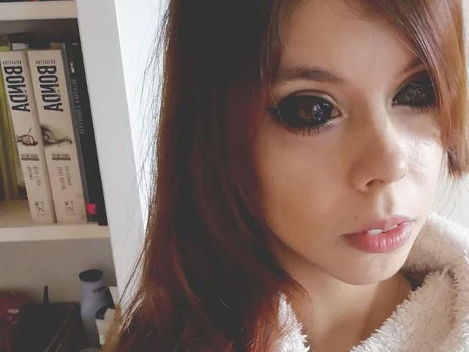 Топ модел ослепя след татуировка на окото